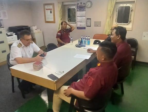 Kantor Imigrasi Kelas I TPI Bandung Laksanakan Immigration Clearance pada Kapal Siemcurie di Pelabuhan Patimban, Subang